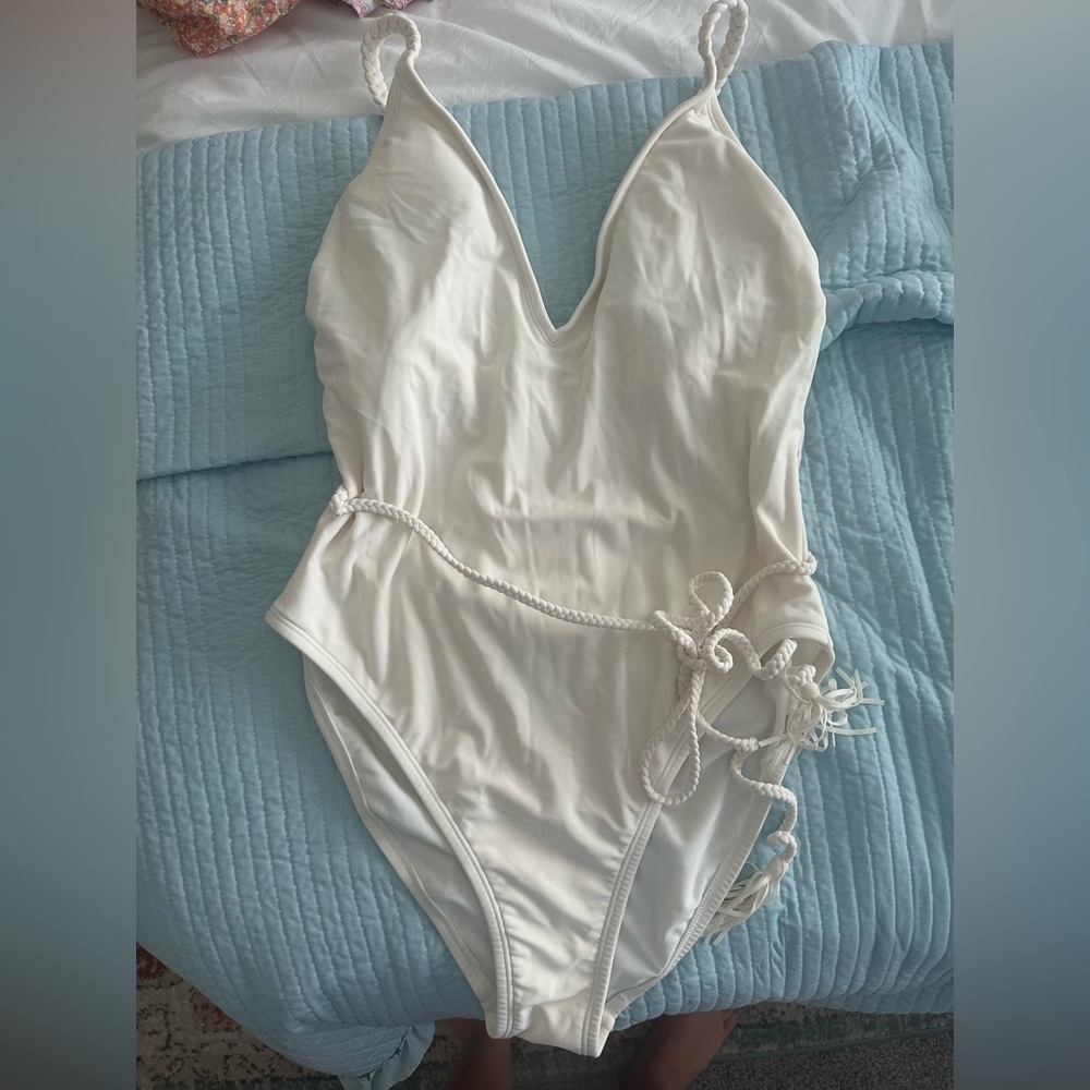 Shade & Shore Women’s White One Piece Swimsuit size L